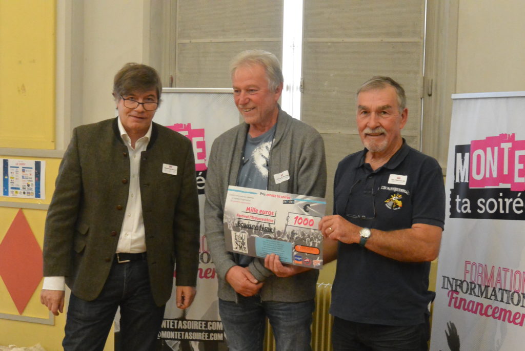 De gauche à droite : Emmanuel Ricard de la Ligue contre le Cancer et les deux lauréats représentant Ecaussystème