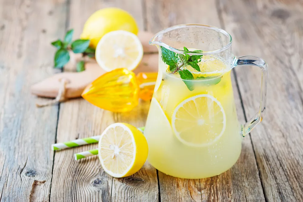 Cocktail Alcoolisé Avec Des Tranches De Citron Dans Un Verre À